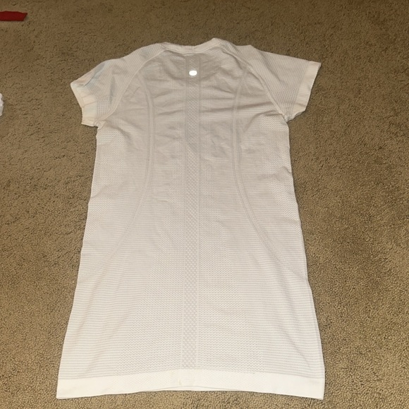 Size 4 White Lululemon Swiftly Tech Short-Sleeve Shirt - Picture 3 of 5